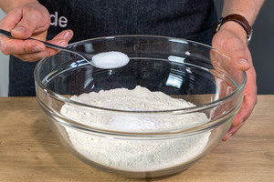 Salz in eine Schüssel geben