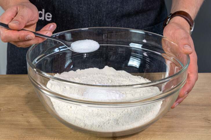 Salz in eine Schüssel geben