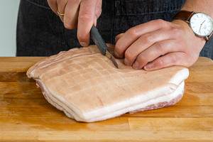 Haut des Schweinebauchs einritzen