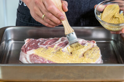Schweinebauch einpinseln