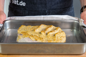 Schweinebauch aus dem Ofen nehmen