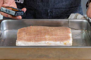 Kerntemperatur des Schweinebauchs messen