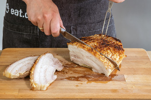 Schweinebauch in Scheiben schneiden