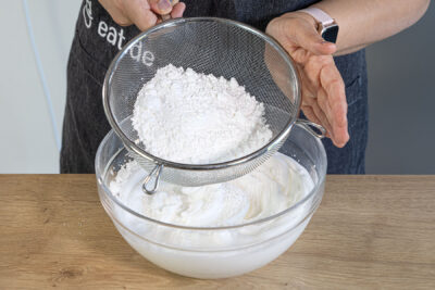 Puderzucker zum Eischnee geben
