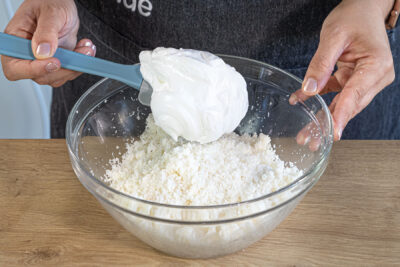 Eischnee unter die Kokosraspel heben