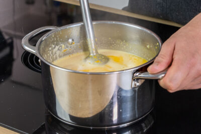 Kürbissuppe mit Ingwer und Kokosmilch pürieren