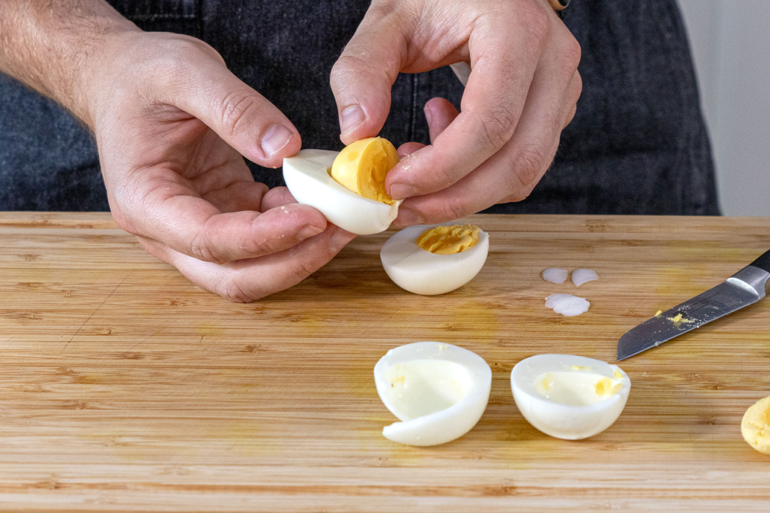 Gefüllte Kürbis-Eier für Halloween