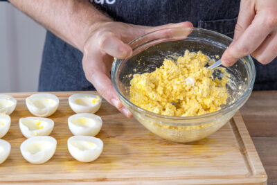 Eigelbe mit Frischkäse mischen