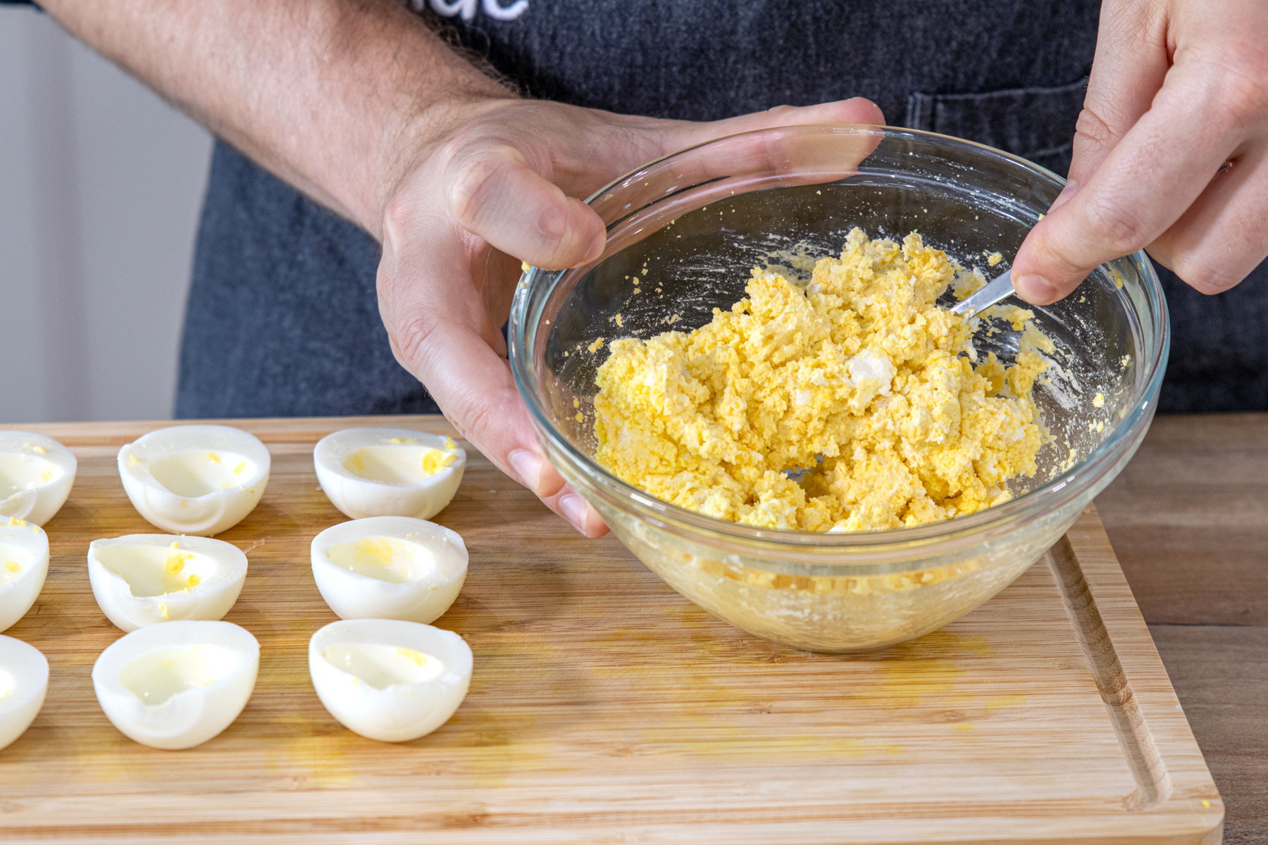Eigelbe mit Frischkäse mischen