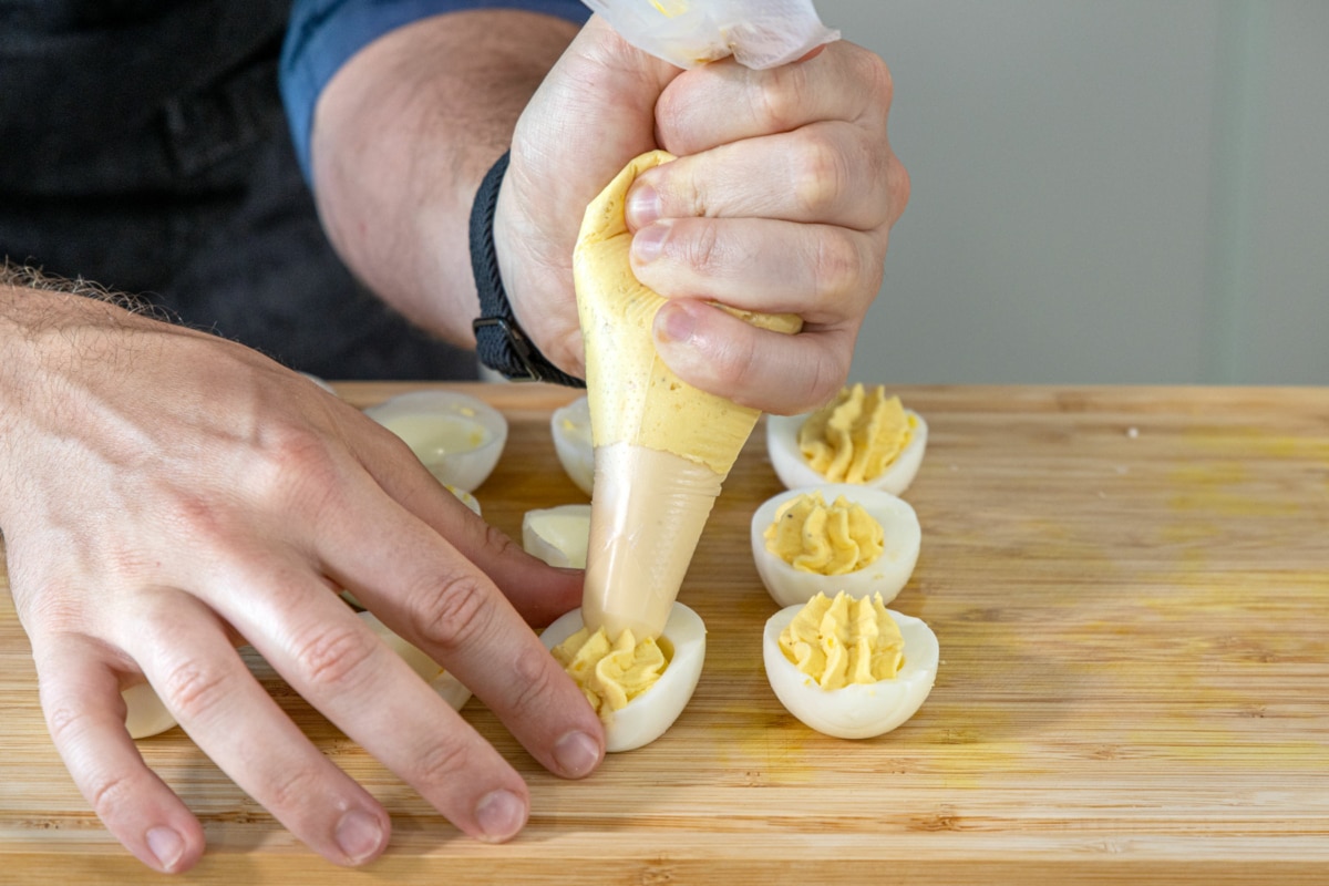 Gefüllte Kürbis-Eier für Halloween | Rezept - eat.de