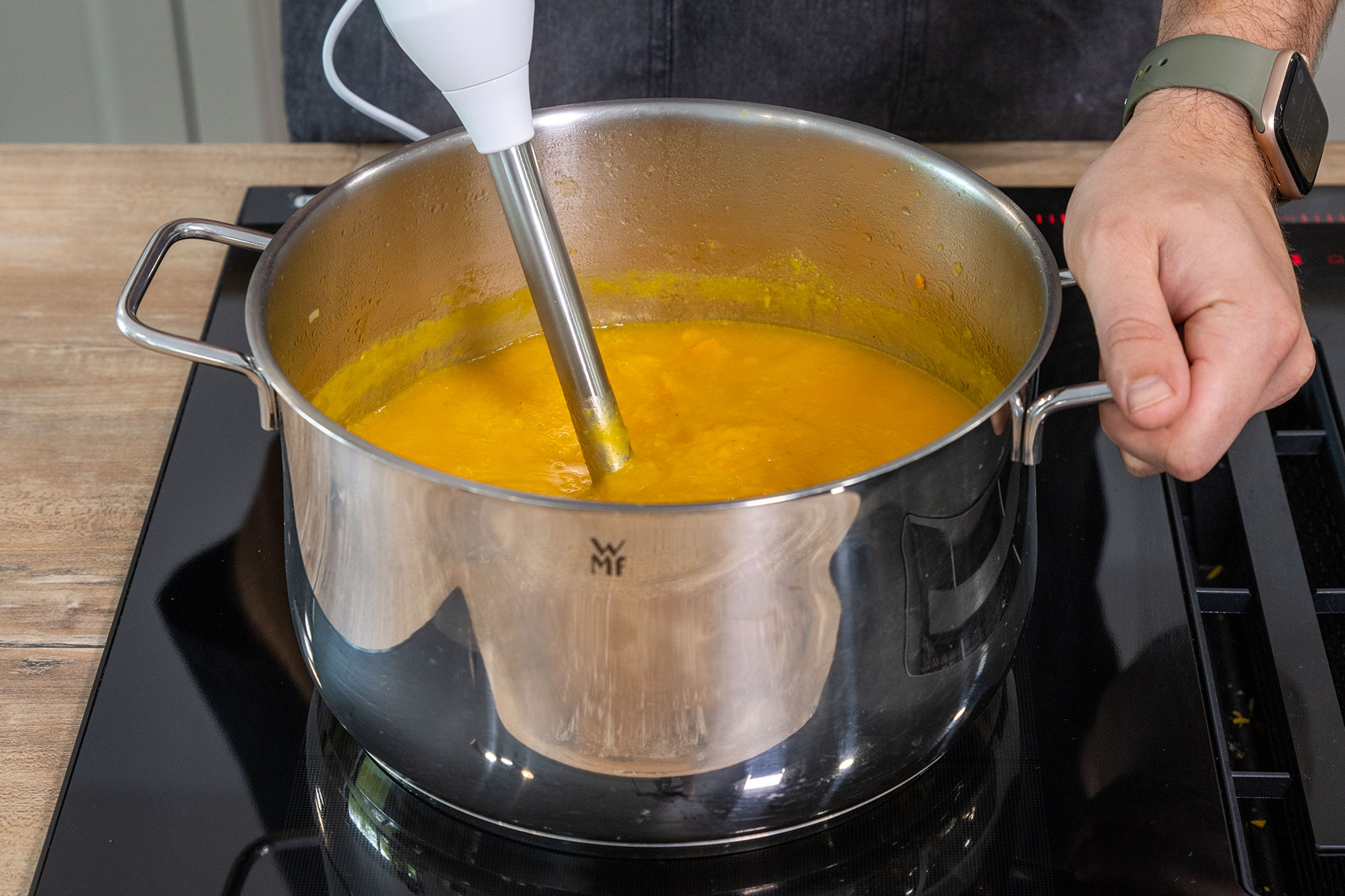 Kürbissuppe mit Ingwer und Möhre pürieren