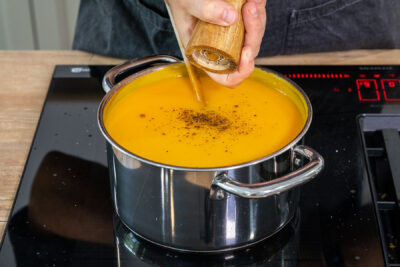 Kürbissuppe mit Ingwer und Möhre würzen