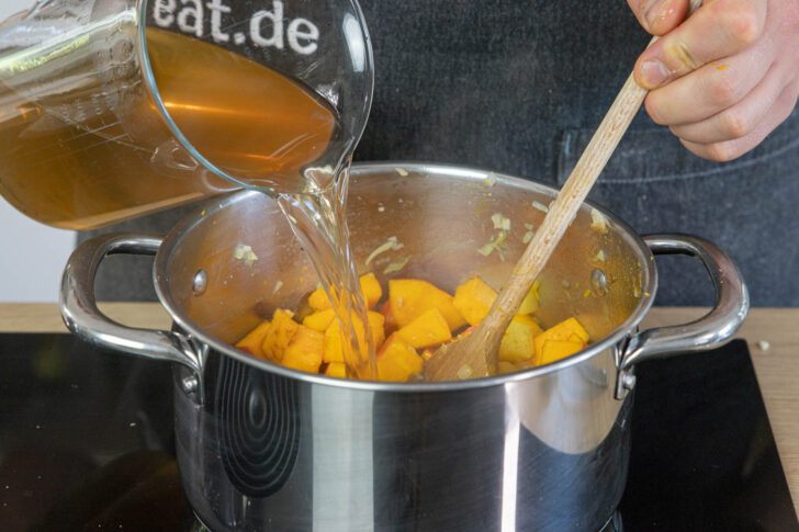 Gemüsebrühe dazu gießen