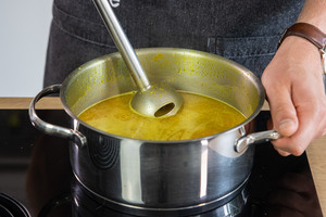 Kürbissuppe pürieren