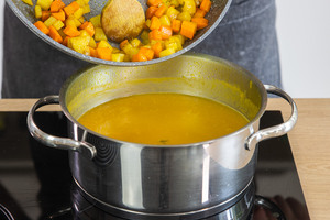 Einlage in die Kürbissuppe geben
