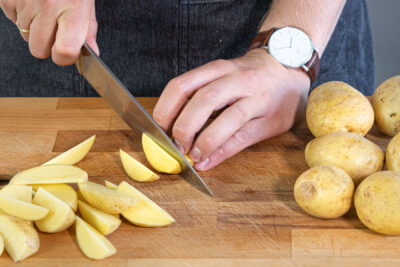 Kartoffeln in Spalten schneiden