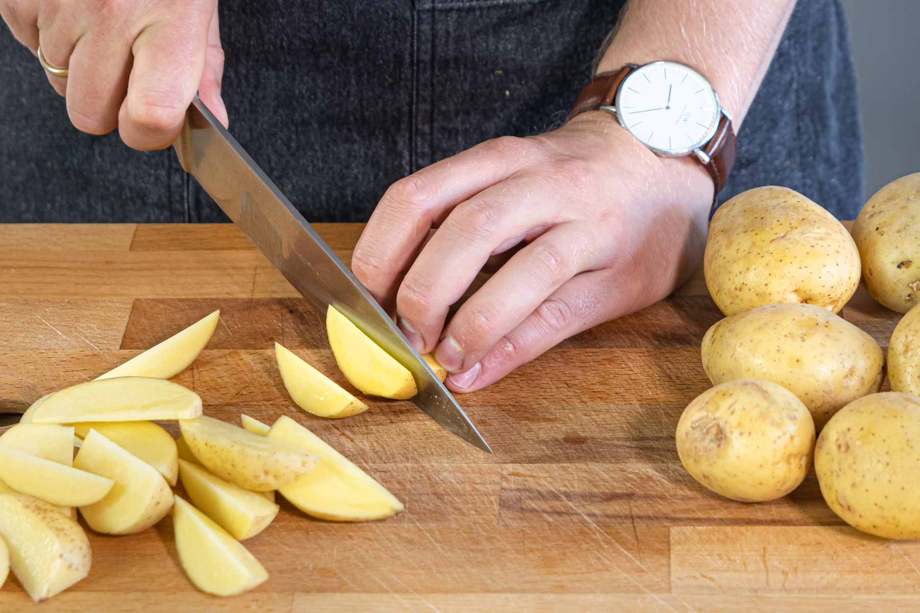 Kartoffeln in Spalten schneiden