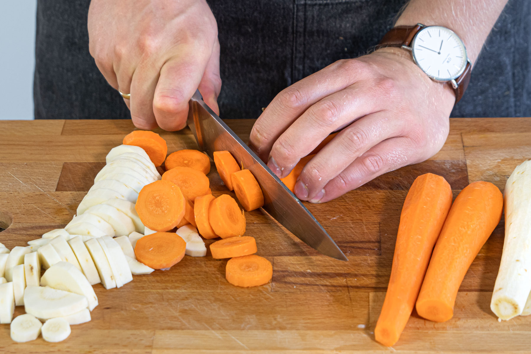 Karotten und Pastinake in Scheiben schneiden