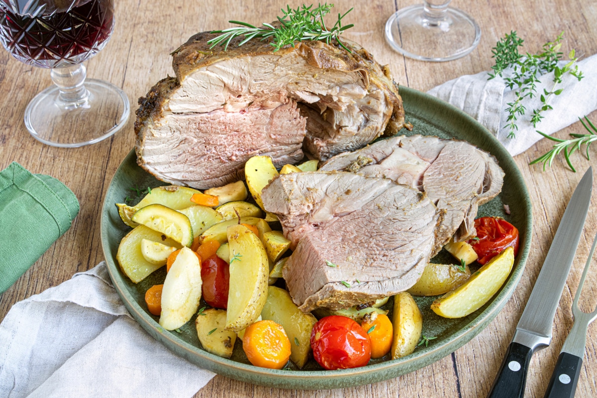 Lammkeule mit Niedrigtemperatur im Römertopf garen | Rezept - eat.de