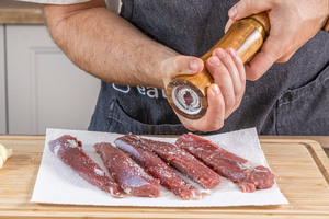 Lammfleisch salzen