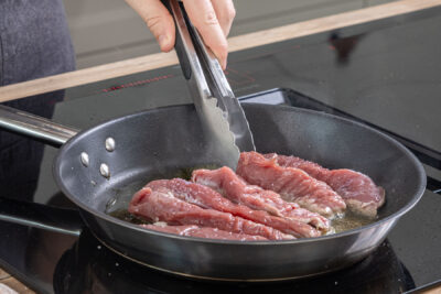 Lammfleisch in die Pfanne geben