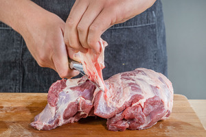 Fleisch von Fett und Sehnen befreien