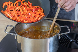 Paprika zum Lammgulasch geben