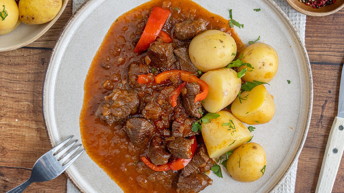 Lammgulasch mit Kartoffeln | Rezept