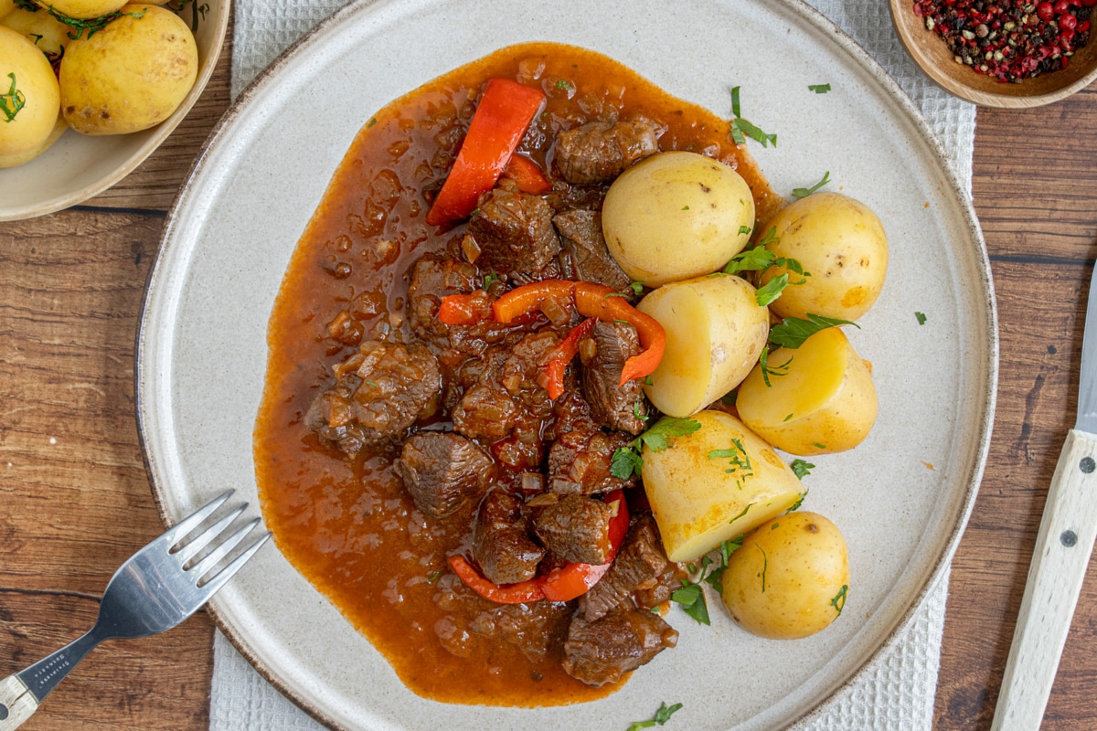 Lammgulasch mit Kartoffeln | Rezept - eat.de