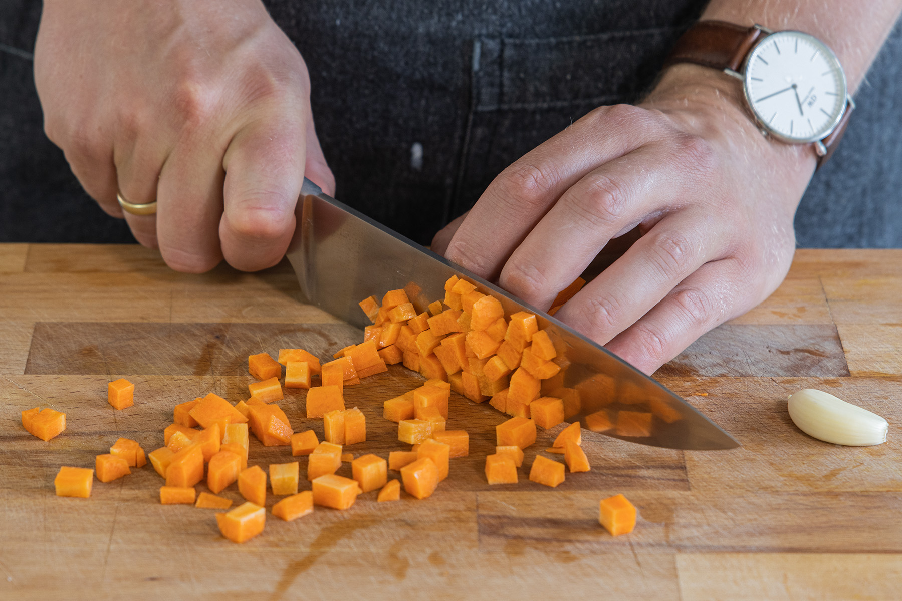 Karotten in feine Würfel schneiden
