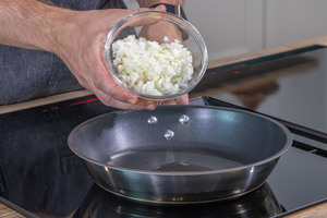 Zwiebel in die Pfanne geben