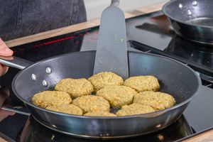 Vegane Linsenfrikadellen in die Pfanne geben