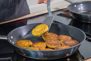 Vegane Linsenfrikadellen braten