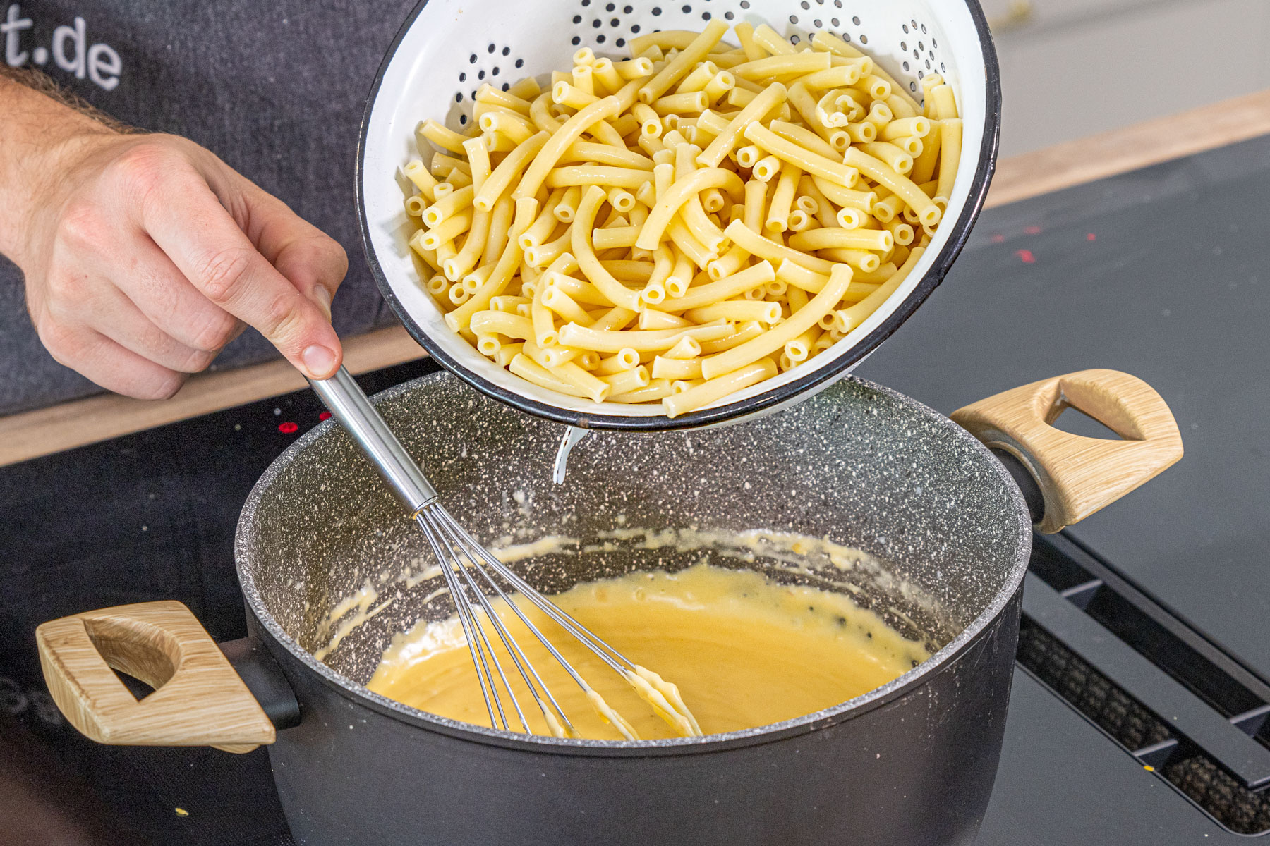 Nudeln in die Sauce geben