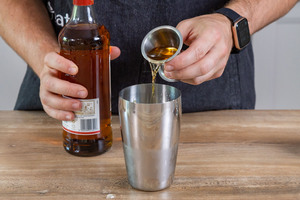 Rum in den Shaker geben
