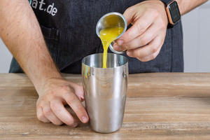 Orangensaft in den Shaker geben