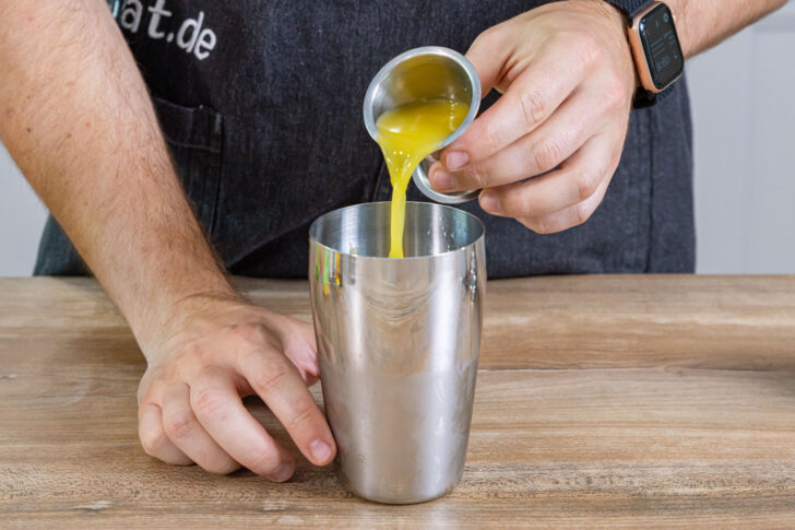 Orangensaft in den Shaker geben