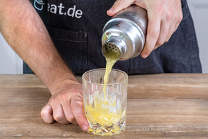Mai Tai auf Eis gießen