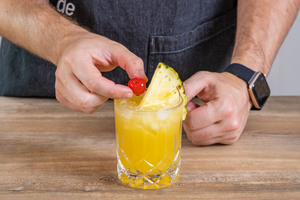 Mai Tai Cocktail mit Cocktailkirsche verzieren