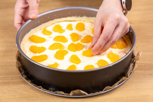 Mandarinen-Schmand-Torte nach Omas altem Rezept mit Mandarinenfilets belegen
