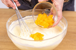 Mandarinenfilets zur Schmandcreme geben