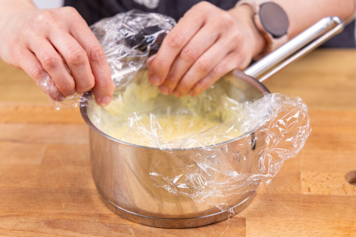 Pudding mit Frischhaltefolie abdecken