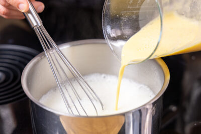 angerührtes Puddingpulver zur Milch geben