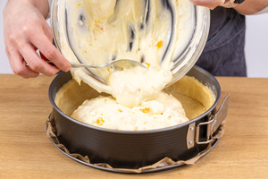 Schmandcreme in die Form füllen