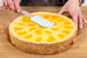 Tortenguss auf Omas Mandarinen-Schmand-Kuchen verstreichen