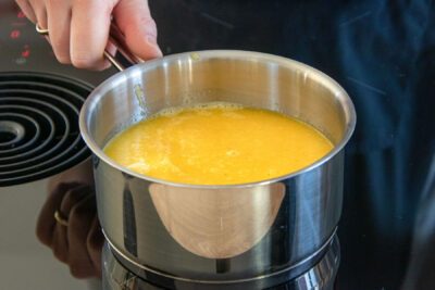 süße Mangosauce in einen Topf kochen