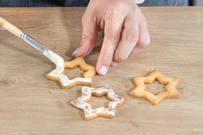 Mürbeteigplätzchen mit Schokolade bestreichen
