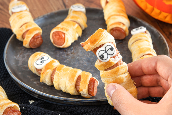 Halloween Snack: Schaurige Mumien-Würstchen | Rezept - eat.de