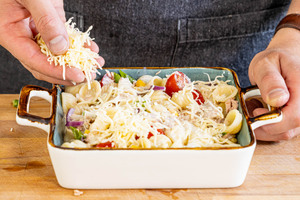 Nudelauflauf mit Thunfischmit Käse bestreuen