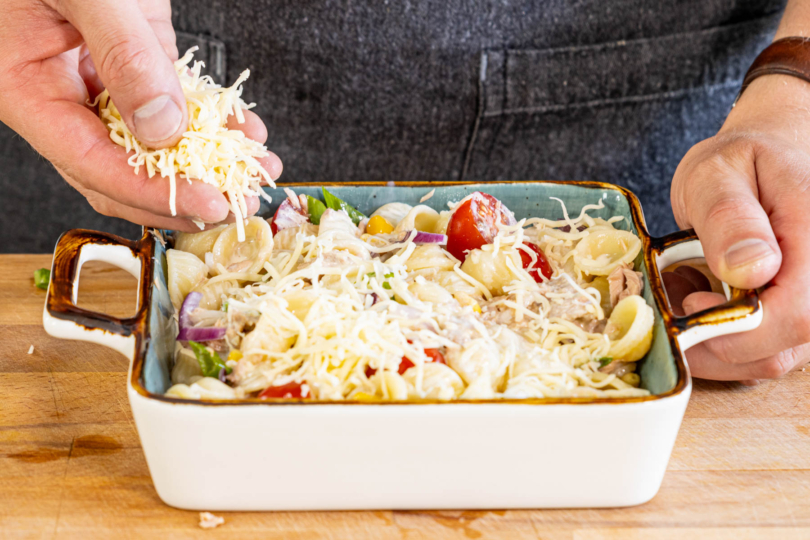 Nudelauflauf mit Thunfischmit Käse bestreuen